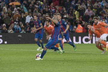 Mascherano marca de penalti el 6-1.