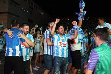 Los aficionados del M芍laga celebran el ascenso de su equipo en el Auditorio Cortijo de Torres.