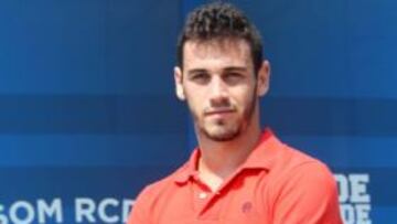 <b>PROTAGONISTA. </b>Álvaro Vázquez, ayer, posa para AS en la Ciudad Deportiva después del entrenamiento. Hoy puede ser su último partido.