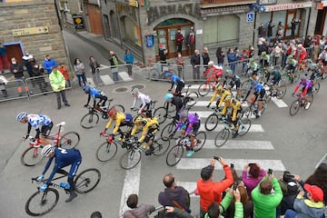 Los ciclistas al inicio de la sexta etapa de la Vuelta Ciclista a España 2020, una carrera de 146,4 km desde Biescas a Formigal, 