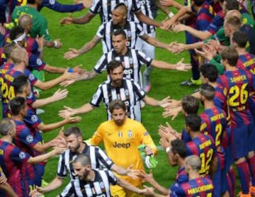 Los jugadores se saludan tras el final del partido.