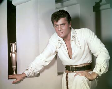 Tony Curtis era hijo de unos emigrantes húngaros que llegaron a Nueva York a principios del siglo XX. Tony lo adaptó del personaje protagonista de la película Anthony Adverse y Curtis es la traducción al apellido materno, Kurtz.