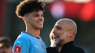 Nico O'Reilly, festejando el triunfo en FA Cup entre risas con el entrenador del Manchester City, Josep Guardiola.