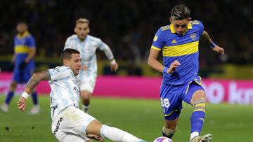 BUENOS AIRES, ARGENTINA - AUGUST 28: Luis Vazquez of Boca Juniors competes for the ball with Bruno Bianchi of Atletico Tucuman during a Liga Profesional 2022 match between Boca Juniors and Atletico Tucuman at Estadio Alberto J. Armando on August 28, 2022 in Buenos Aires, Argentina. (Photo by Daniel Jayo/Getty Images)