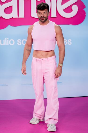 Ricky Merino posa en la alfombra rosa por el pase especial de la película ‘Barbie’ en el Gran Teatro CaixaBank.   
 
 