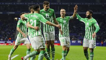 Los jugadores del Betis, ante el Espanyol.