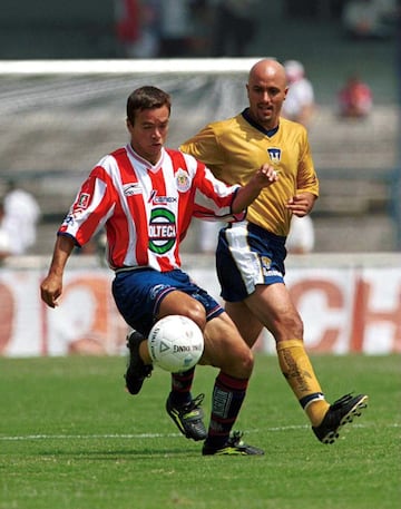 Este delantero argentino llegó a los felinos ya con un recorrido importante por otros equipos en el futbol mexicano como Atlas, Tigres, Atlante y Puebla; y efectivamente, sus mejores años ya habían pasado. Estuvo poco tiempo en Pumas durante el año 2000 y terminó su carrera en Toros Neza.