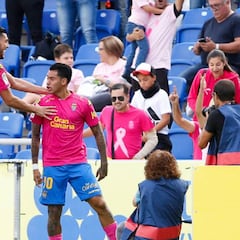 Las Palmas espanta su crisis goleando al Numancia