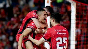 TOPSHOT - Atlas' Montenegrin forward #32 Uros Durdevic (C) celebrates with teammates after scoring the team's first goal during the Liga MX Clausura football match between Atlas and San Luis at the Jalisco Stadium in Guadalajara, Mexico on March 2, 2025. (Photo by Ulises Ruiz / AFP)