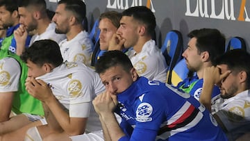 Los jugadores de la Sampdoria, desolados tras el descenso.