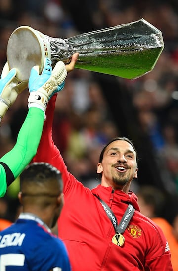 El Manchester United campeón de la Europa League. Zlatan Ibrahimovic con el trofeo.