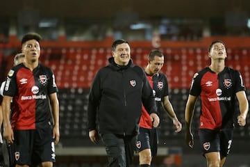 Burgos había comenzado su carrera como entrenador en las filas del Carabanchel, un equipo histórico del fútbol madrileño. Como primer entrenador de un equipo de Primera ha sido en Argentina donde empezó su carrera. Lo inició en Newell’s el pasado mes de marzo, pero apenas dos meses después abandonaba de mutuo acuerdo con la entidad leprosa el banquillo rojinegro.