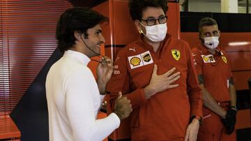 Carlos Sainz y Binotto durante un gran premio de la temporada 2021.