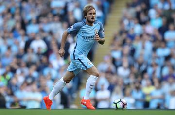 Aleix García conduce el balón en un partido entre City y Bournemouth en la Premier League (2016-17).