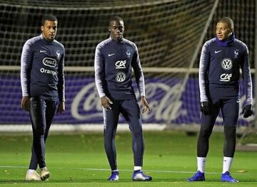 Deschamps le convocó por primera vez para jugar con Francia en noviembre de 2018. Ocasión en la que pudo coincidir con los recientes campeones del mundo, entre ellos Mbappé. 