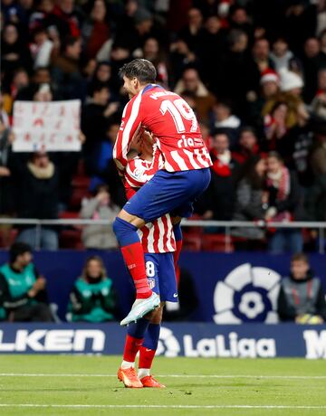 Morata y Griezmann celebran el 2-0 del Atlético de Madrid.