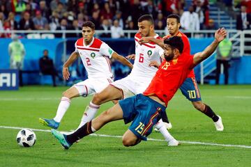 Diego Costa y Romain Saiss.