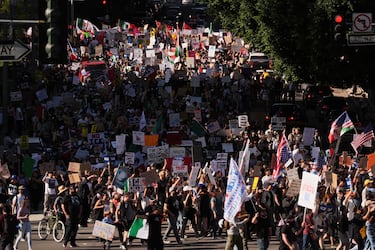Miles de personas protestan en Los Angeles en contra del ICE  (Servicio de Inmigración y Control de Aduanas) desplegado Minnesota.  
