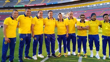 Cuauhtémoc Blanco posa con otros ex jugadores del América