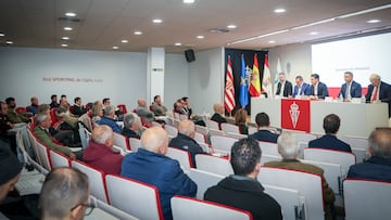 16-12-24. JUNTA DE ACCIONISTAS DEL SPORTING DE GIJÓN. IMAGEN DE LA ASAMBLEA, EN LA SALA DE PRENSA DE EL MOLINÓN.