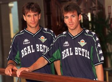 Alfonso e Iván Pérez coincidieron en la delantera del Betis, Alfonso llegó en 1995 procedente del Real Madrid.