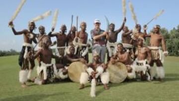 El sudafricano Louis Oosthuizen celebra, con su trofeo, la victoria conseguida en el Volvo Golf Champions de Durban.