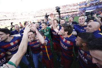 Los jugadores del Barcelona celebran el título de Liga.