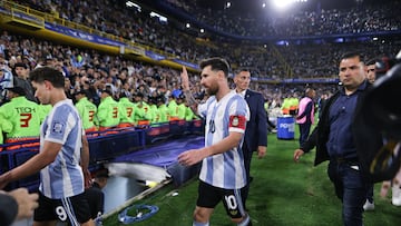 El entrenador argentino, que ahora está al frente de la Selección de Estados Unidos, llegó a su país para tomar algunos días de descanso y habló del ’10’.