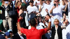 El tenista serbio Novak Djokovic celebra su victoria ante Lorenzo Musetti en el Masters 1.000 de Montecarlo haciendo el gesto de director de orquesta.