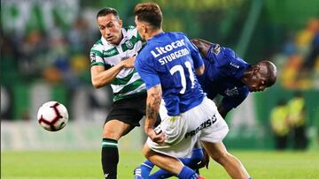 El defensa mexicano no pudo evitar la primera derrota de su equipo en la campaña en la capital portuguesa.