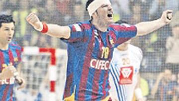 <b>EUFORIA. </b>Romero, con una brecha en la cabeza, celebra un gol.