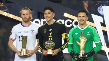 Tim Ream recibió el premio que se le otorgó a Estados Unidos por su juego limpio en esta edición de la Gold Cup.