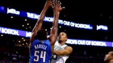 Avery Bradley lanza a canasta ente la oposición de Jason Maxiell.