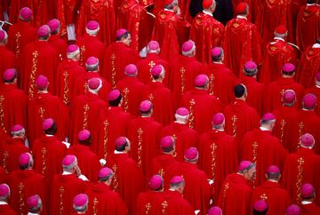 Cardenales y Obispos durante el funreal de Benedicto XVI en la Plaza de San Pedro del Vaticano.  