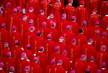 Cardenales y Obispos durante el funreal de Benedicto XVI en la Plaza de San Pedro del Vaticano.  