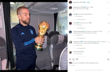 Argentina disfruta de la Copa del Mundo en el avión de vuelta a casa