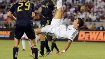 <b>DE ATRÁS HACIA ADELANTE. </b>Cristiano y Casillas, empleándose a fondo en los imágenes de gran belleza plástica durante el partido de ayer en Los Ángeles.