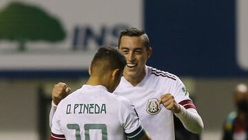 Orbelín Pineda y Rogelio Funes Mori festejan el gol contra Costa Rica