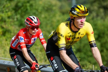 El líder de la general, el danés Jonas Vingegaard durante la decimocuarta etapa.