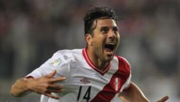 El peruano Claudio Pizarro celebra su gol ante Ecuador.