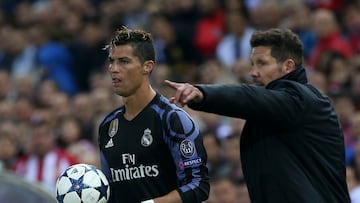 Simeone da indicaciones, con Cristiano de fondo, en un Atlético vs Real Madrid de Champions.