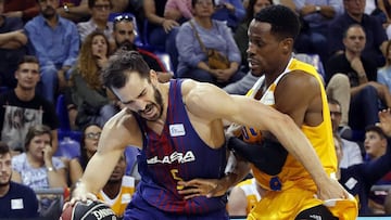 Pau Ribas intenta avanzar con el bal&oacute;n ante la oposici&oacute;n del base holand&eacute;s del UCAM Murcia Charlon Kloof.