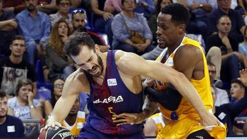 Pau Ribas intenta avanzar con el balón ante la oposición del base holandés del UCAM Murcia Charlon Kloof.