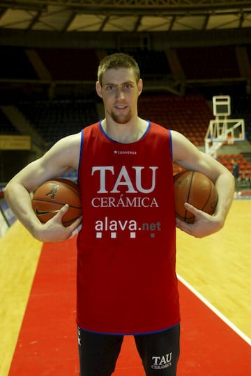 Conquisto su primer título de Liga en 2002 como jugador del Tau Cerámica ( en la actualidad Baskonia) 