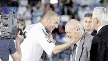 <b>DOS GENIOS.</b> Alfredo Di Stéfano y Zidane se dedicaron este cariñoso saludo antes del encuentro.