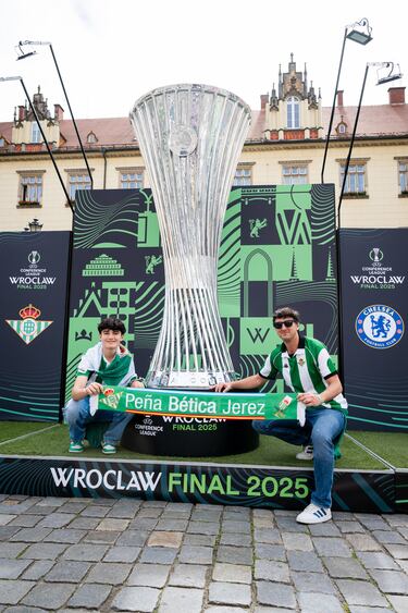 Gran ambiente en la Fan Zone del Real Betis. 