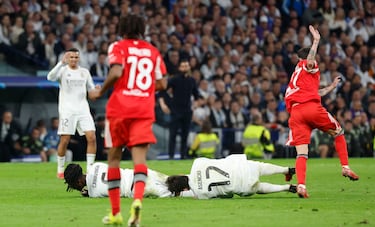 Tremendo susto tras el choque entre Eduardo Camavinga y Raúl Asencio. El defensa central se lleva la peor parte. Fue atendido por los servicios médicos que, tras colocarle un collarín es retirado en camilla. El árbitro aplicaba el protocolo para los golpes en la cabeza.