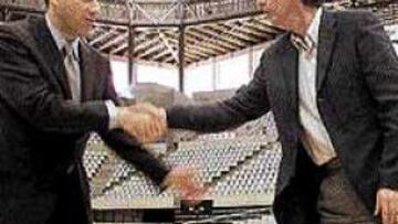 <b>TE LO DEJO Y VUELVO.</b> Messina, con dos trofeos de Euroliga en su palmarés, saluda a Pesic, que quiere añadir ese título en su historial.