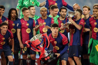 Pedri (Pedro González López) nació el 25 de noviembre de 2002 en Tegueste, España. El centrocampista que juega en el FC Barcelona y ha sido clave en los títulos del club catalán esta temporada (Supercopa, Copa y Liga), este año se ha consolidado como futbolista brújula del Barcelona. 

Desde su llegada al Barcelona en 2019, Pedri ha demostrado una visión de juego excepcional, precisión en los pases y una gran capacidad para generar oportunidades de gol. Ha sido internacional con la selección España, acumulando 30 partidos y anotando 2 goles. Su contrato con el club catalán se extiende hasta 2030, lo que refleja la confianza del equipo en su talento y proyección.