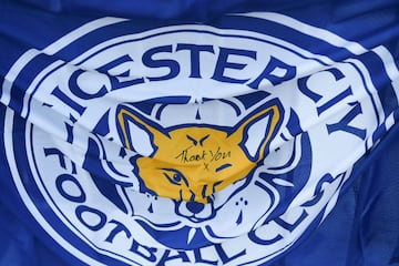 Cientos de seguidores del Leicester City se han congregado en los alrededores del King power Stadium para dar el último adiós al presidente del club, Vichai Srivaddhanaprabha.